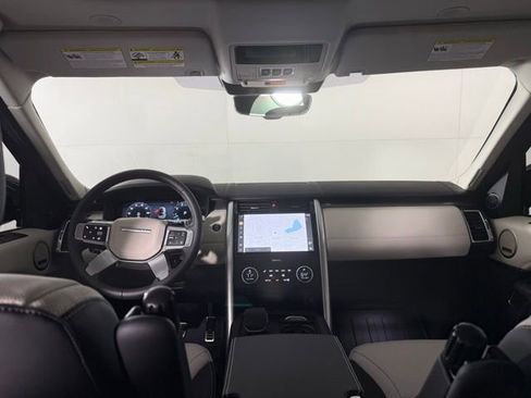 New 2025 Land Rover Discovery Metropolitan Edition image 27