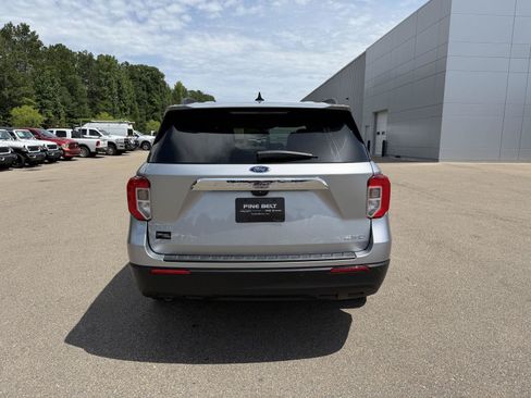 Used 2023 Ford Explorer XLT AWD/4WD image 5