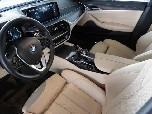 Certified 2023 BMW 530e w/ Premium Package RWD image 8
