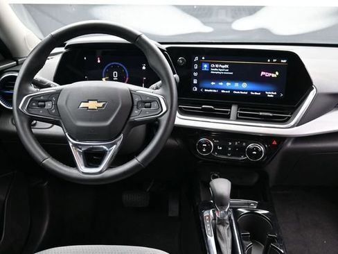 Used 2025 Chevrolet Trax LT w/ LT Convenience Package FWD image 10