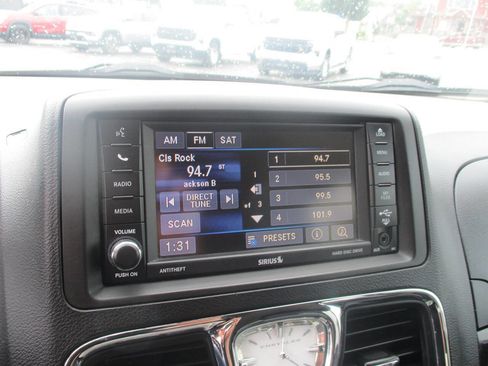 Used 2013 Chrysler Town & Country Touring FWD image 19
