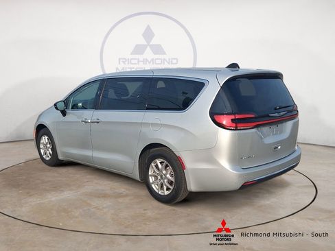Used 2024 Chrysler Pacifica Touring-L image 5
