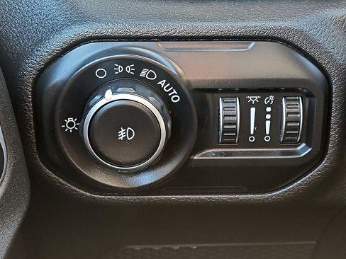 Used 2019 Jeep Wrangler Unlimited Sahara image 25