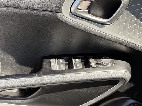 Certified 2022 Kia Soul LX FWD image 9