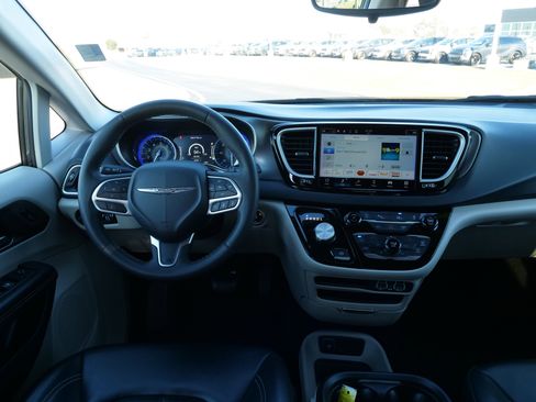 Used 2023 Chrysler Pacifica Touring-L image 20