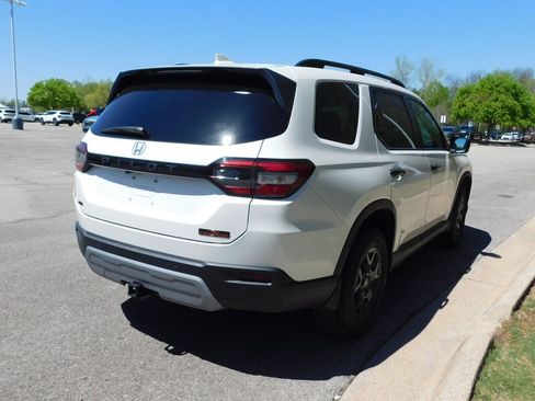 Certified 2024 Honda Pilot TrailSport image 4