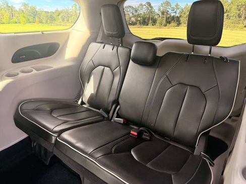 Used 2023 Chrysler Pacifica Limited FWD image 12