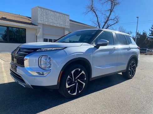 Used 2024 Mitsubishi Outlander SE image 1