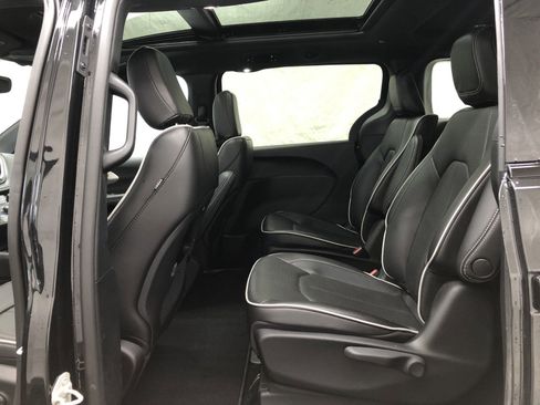 Used 2023 Chrysler Pacifica Limited w/ S Appearance Package image 9