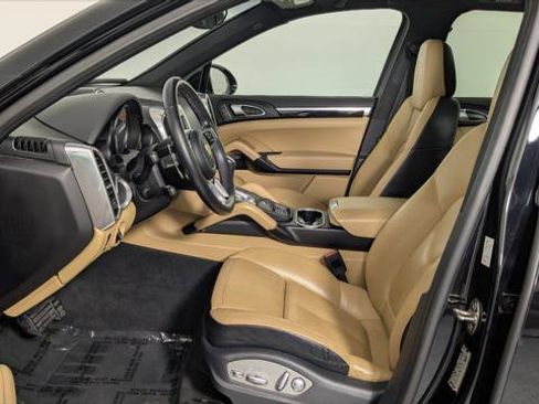 Used 2016 Porsche Cayenne w/ Premium Package AWD/4WD image 13