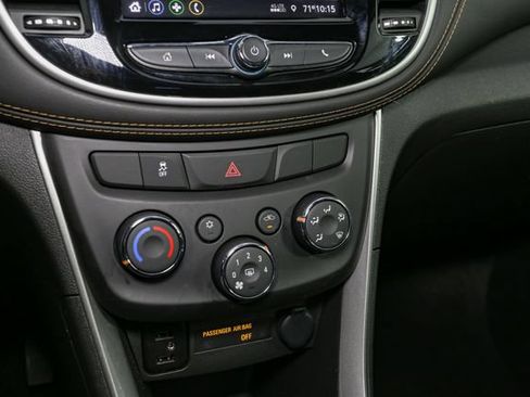 Used 2022 Chevrolet Trax LT w/ LT Convenience Package AWD/4WD image 21