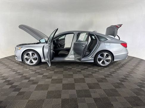 Used 2018 Honda Accord Touring image 11