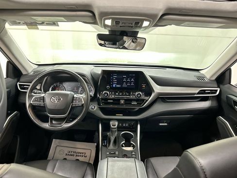 Used 2023 Toyota Highlander XLE AWD/4WD image 18