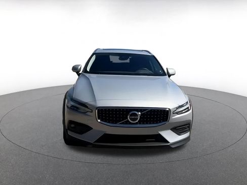 Used 2025 Volvo V60 B5 Cross Country Plus image 4