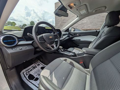 Used 2025 Chevrolet Trax LT w/ LT Convenience Package FWD image 15