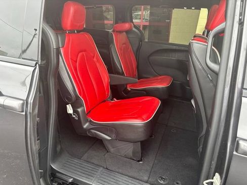 Used 2020 Chrysler Pacifica Limited w/ Quick Order Package 27H Red S FWD image 21