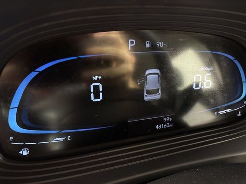 Used 2025 Hyundai Venue SEL FWD image 29