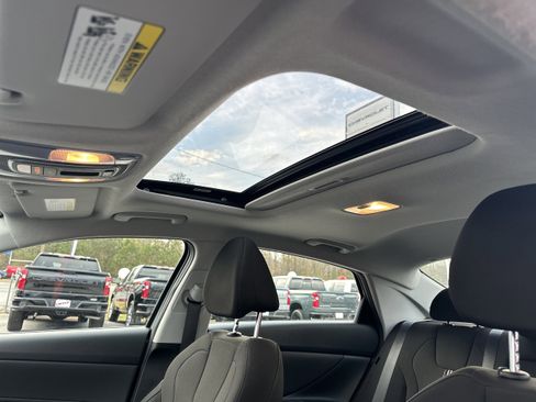 Used 2025 Hyundai Elantra SEL image 31