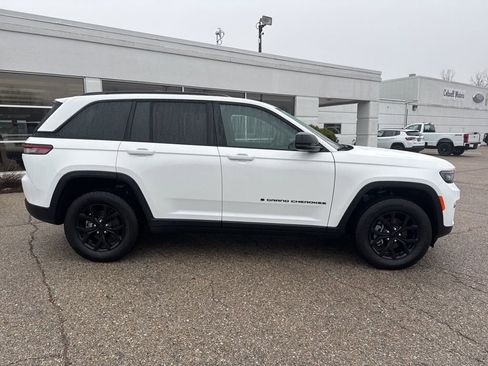 Used 2024 Jeep Grand Cherokee Altitude image 2
