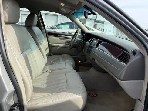 Used 2005 Lincoln Town Car Signature image 18