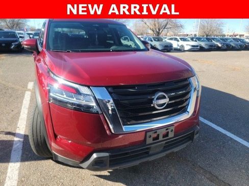 Used 2022 Nissan Pathfinder SV w/ SV Premium Package image 2