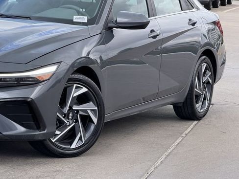 Used 2025 Hyundai Elantra SEL image 3