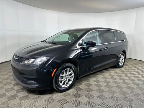 Used 2023 Chrysler Voyager LX image 7