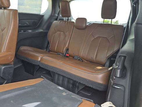 Used 2017 Chrysler Pacifica Limited FWD image 8