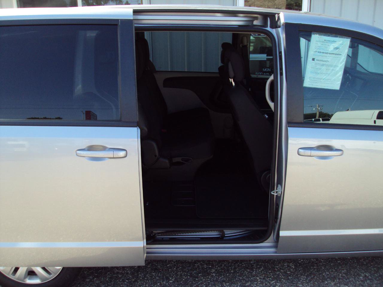 Used 2018 Dodge Grand Caravan SE w/ UConnect Hands-Free Group FWD image 10