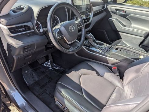 Used 2022 Toyota Highlander XLE AWD/4WD image 9