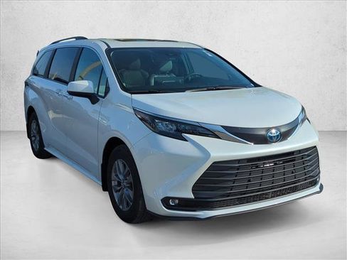Used 2025 Toyota Sienna XLE FWD image 3