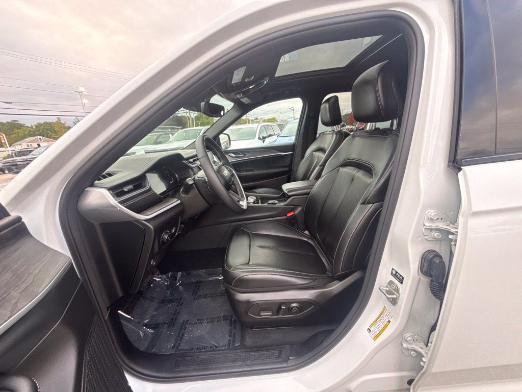 Certified 2024 Jeep Grand Cherokee Limited AWD/4WD image 10