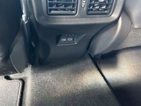 Used 2024 Toyota Venza XLE image 40