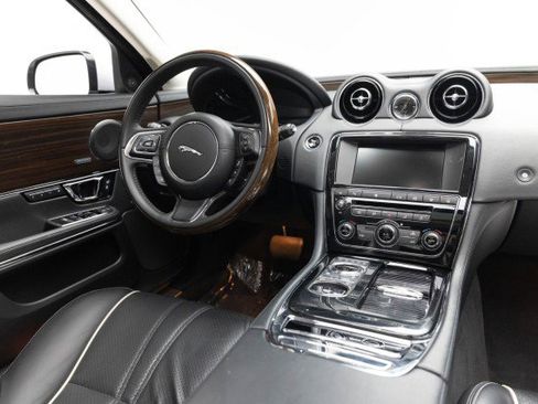 Used 2016 Jaguar XJ R-Sport image 12