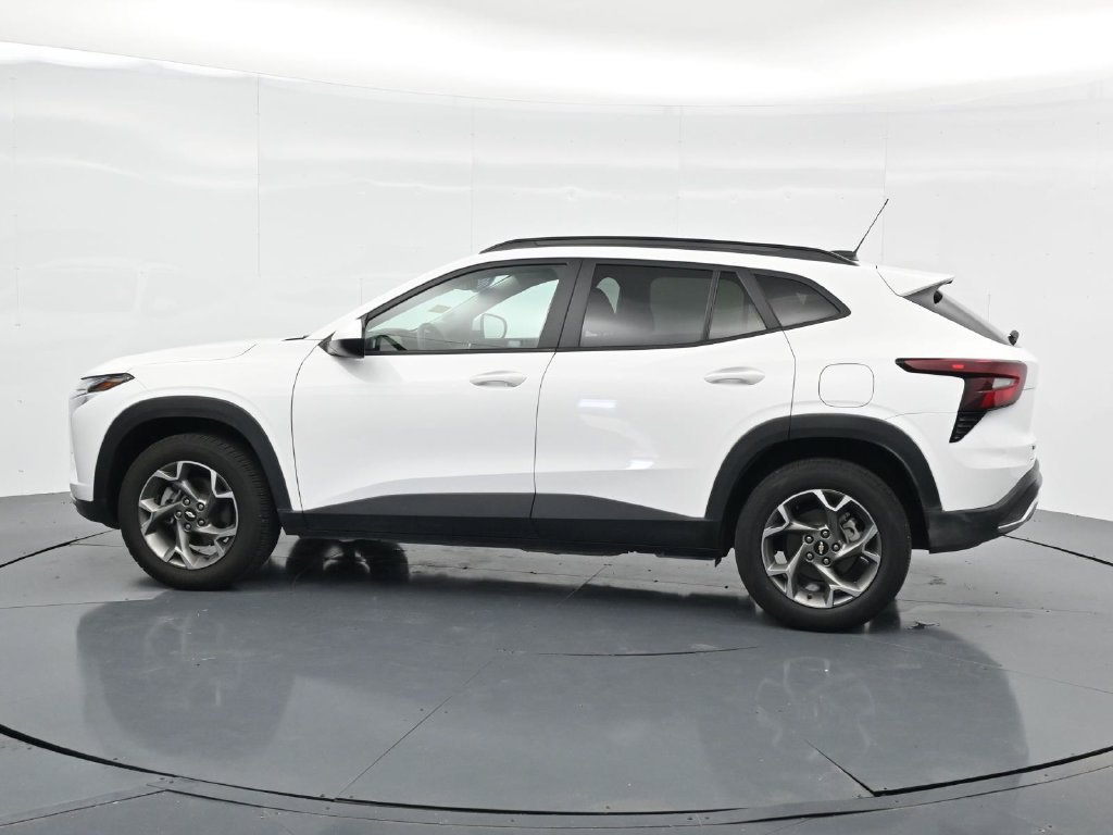 Used 2025 Chevrolet Trax LT FWD image 4