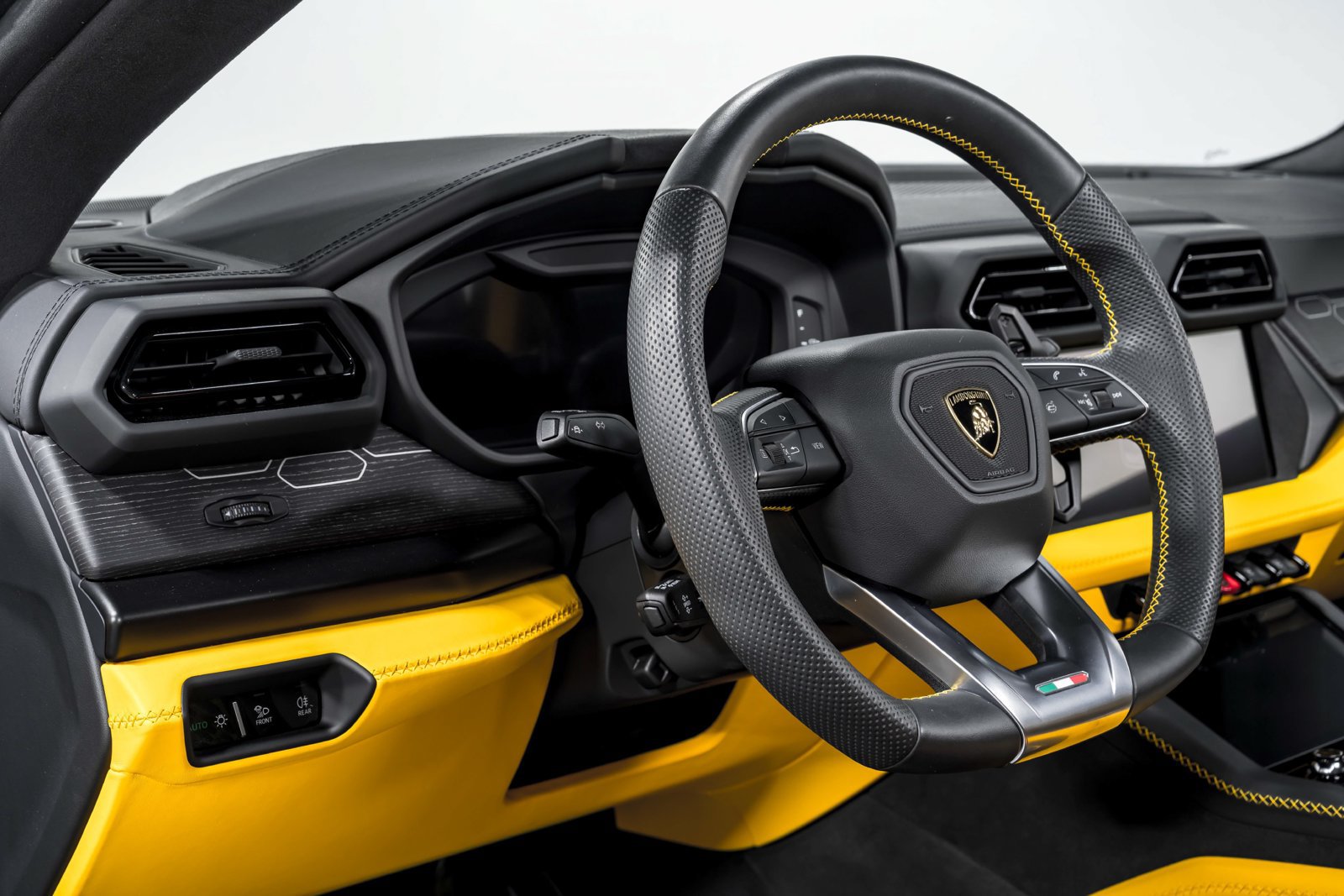 Used 2025 Lamborghini Urus SE AWD/4WD image 14