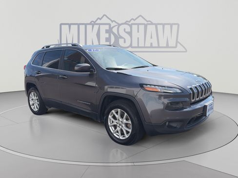 Used 2017 Jeep Cherokee Latitude AWD/4WD image 3