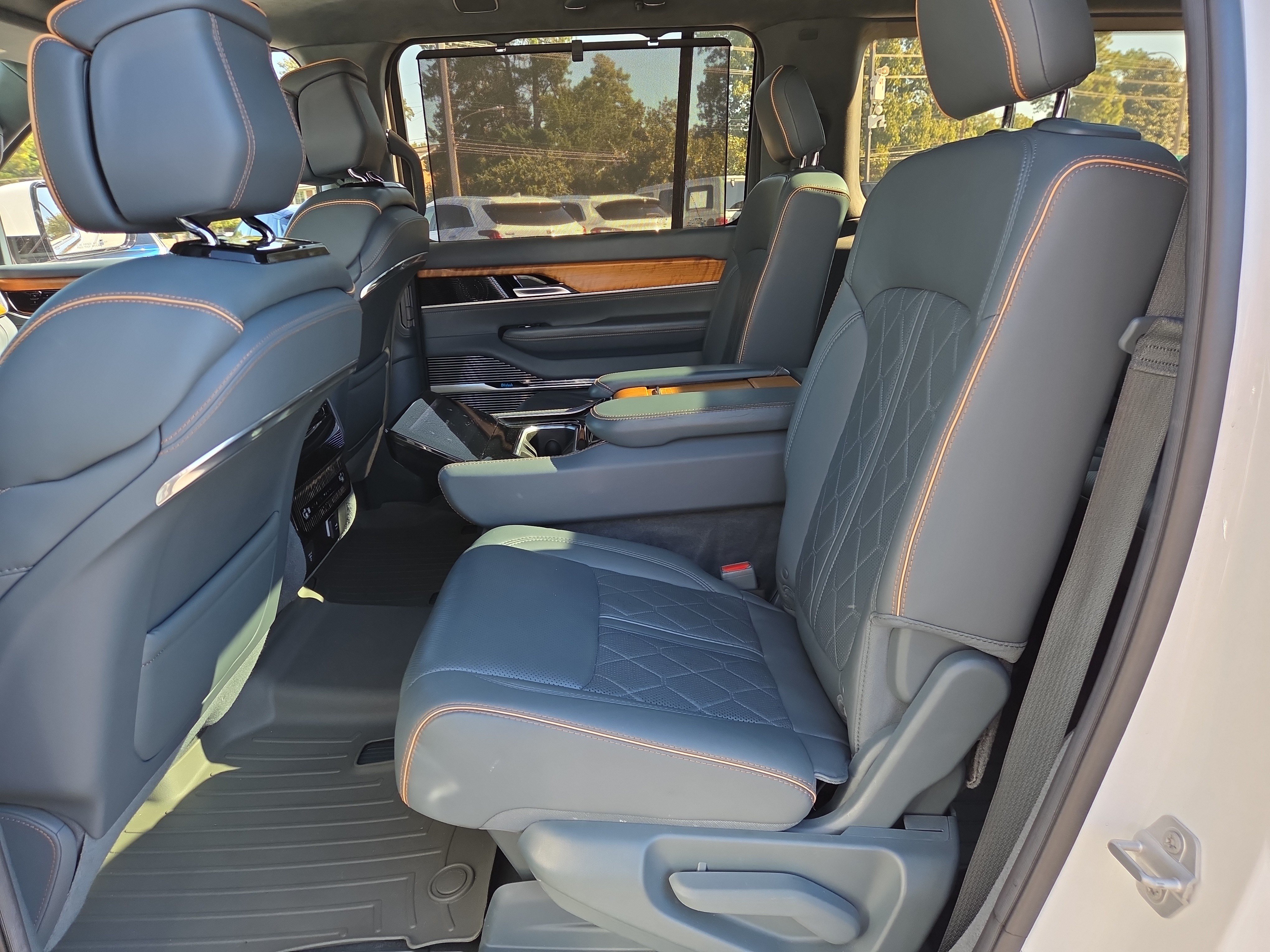 Used 2022 Jeep Grand Wagoneer Series III AWD/4WD image 12