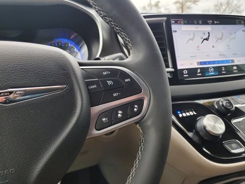 Certified 2024 Chrysler Pacifica Touring-L image 13