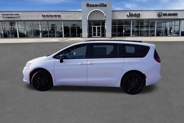 New 2026 Chrysler Pacifica Select w/ S Appearance Package AWD/4WD image 7