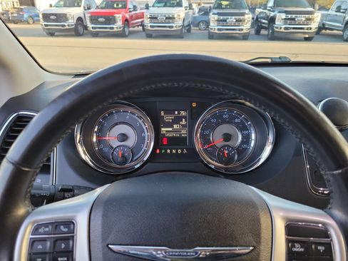 Used 2016 Chrysler Town & Country Touring image 14