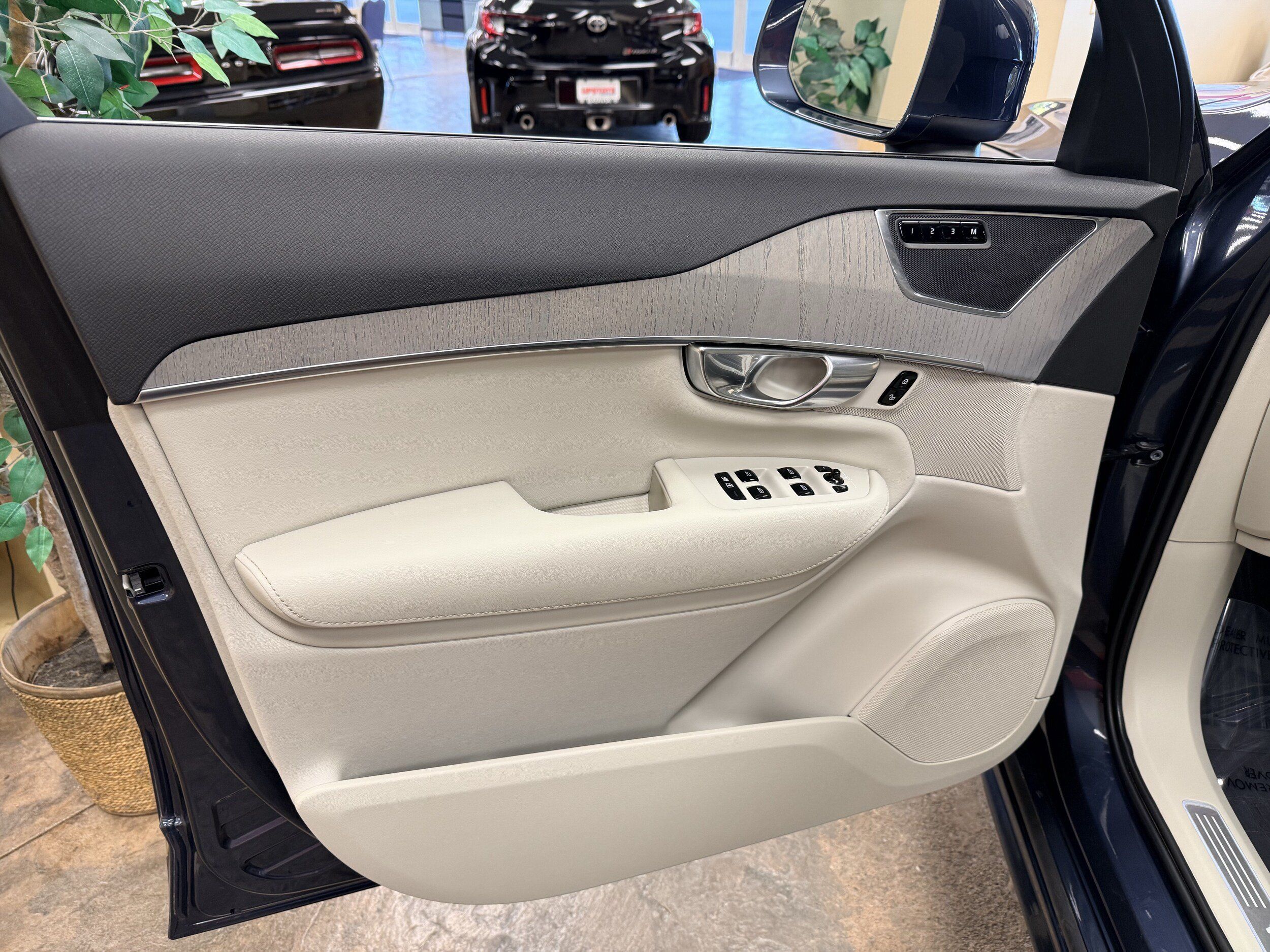 Used 2025 Volvo XC90 B6 Plus w/ Protection Package Premier AWD/4WD image 8