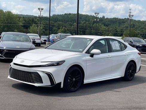 Used 2026 Toyota Camry SE FWD image 7