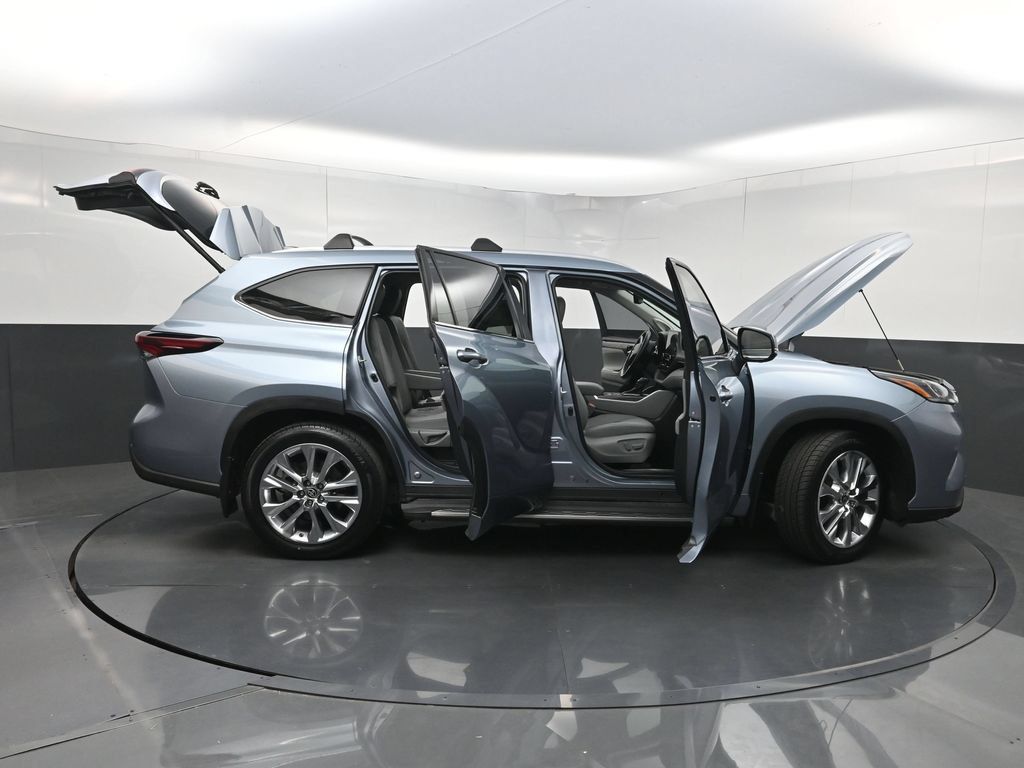 Used 2024 Toyota Highlander Limited FWD image 39