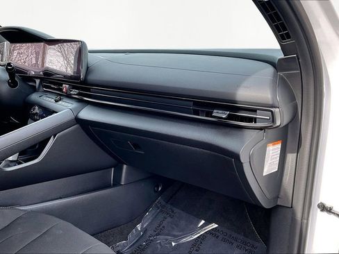 Used 2025 Hyundai Elantra SEL image 16