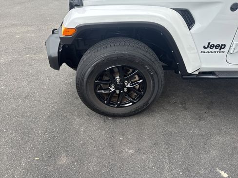 Used 2022 Jeep Gladiator Sport image 11
