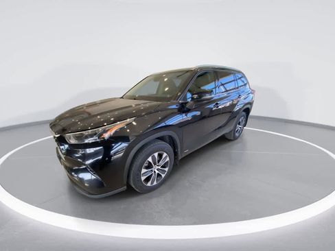 Used 2022 Toyota Highlander XLE AWD/4WD image 4