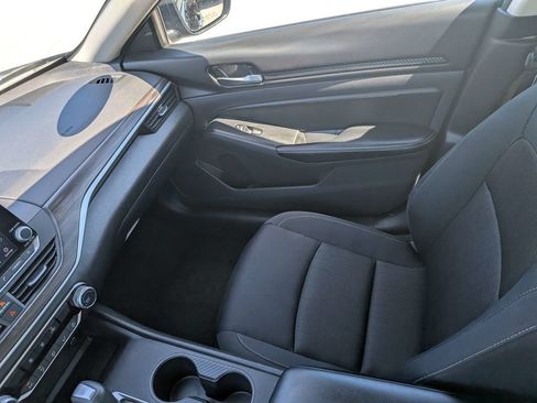 Used 2025 Nissan Altima 2.5 SV FWD image 15
