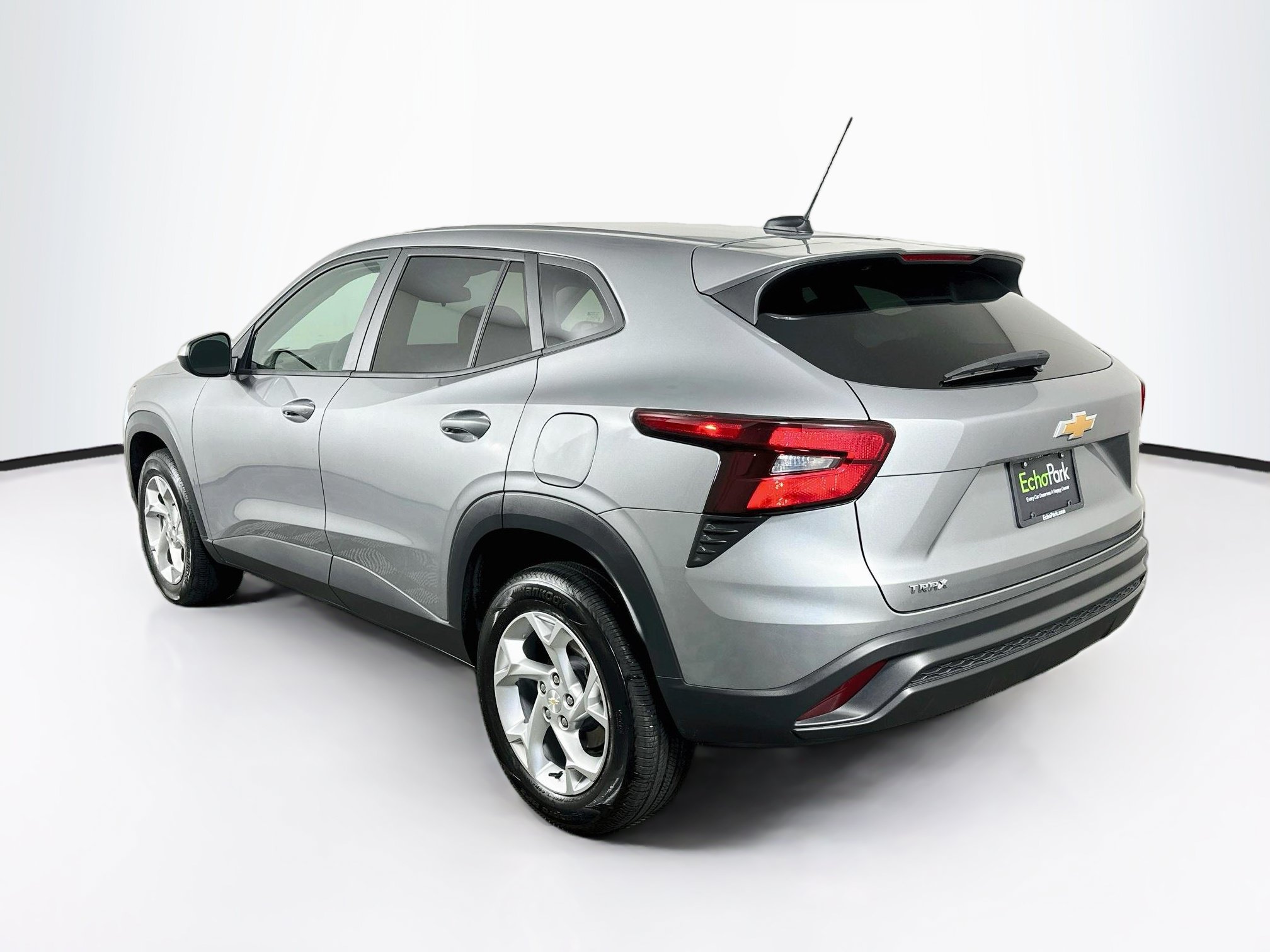 Used 2025 Chevrolet Trax LS w/ LS Convenience Package FWD image 5