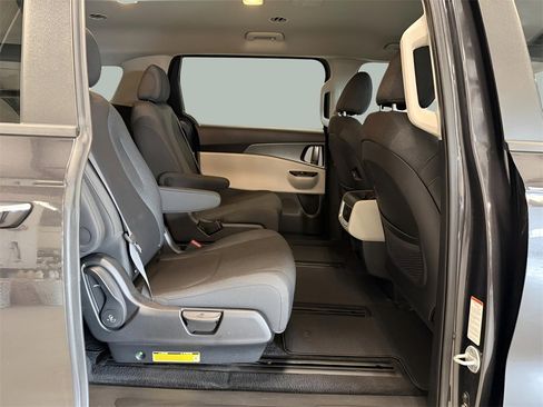 Used 2022 Kia Carnival LX image 25